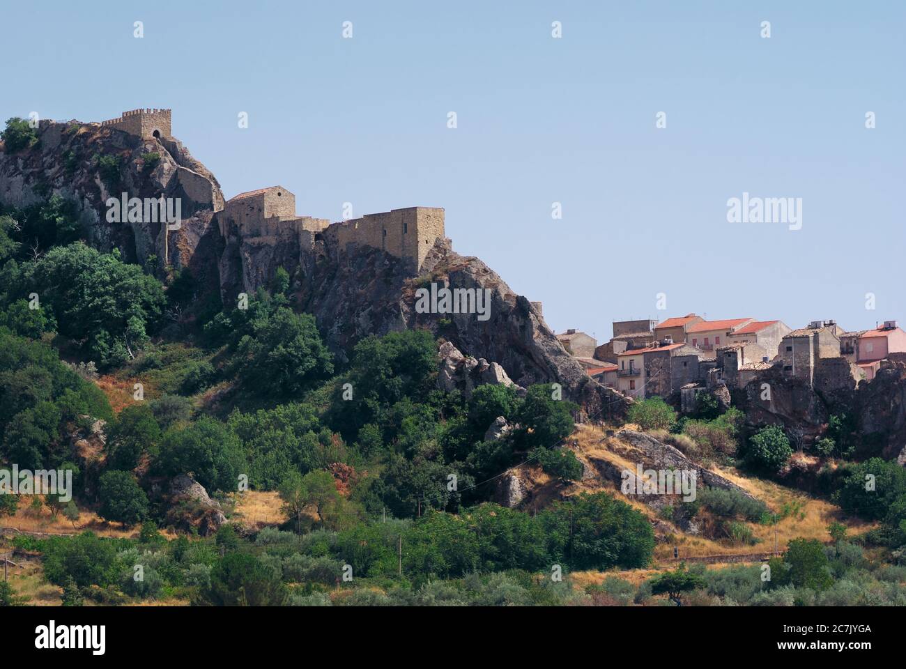 Il castello e il villaggio di Sperlinga in Sicilia sono un punto di riferimento storico dell'età medievale Foto Stock