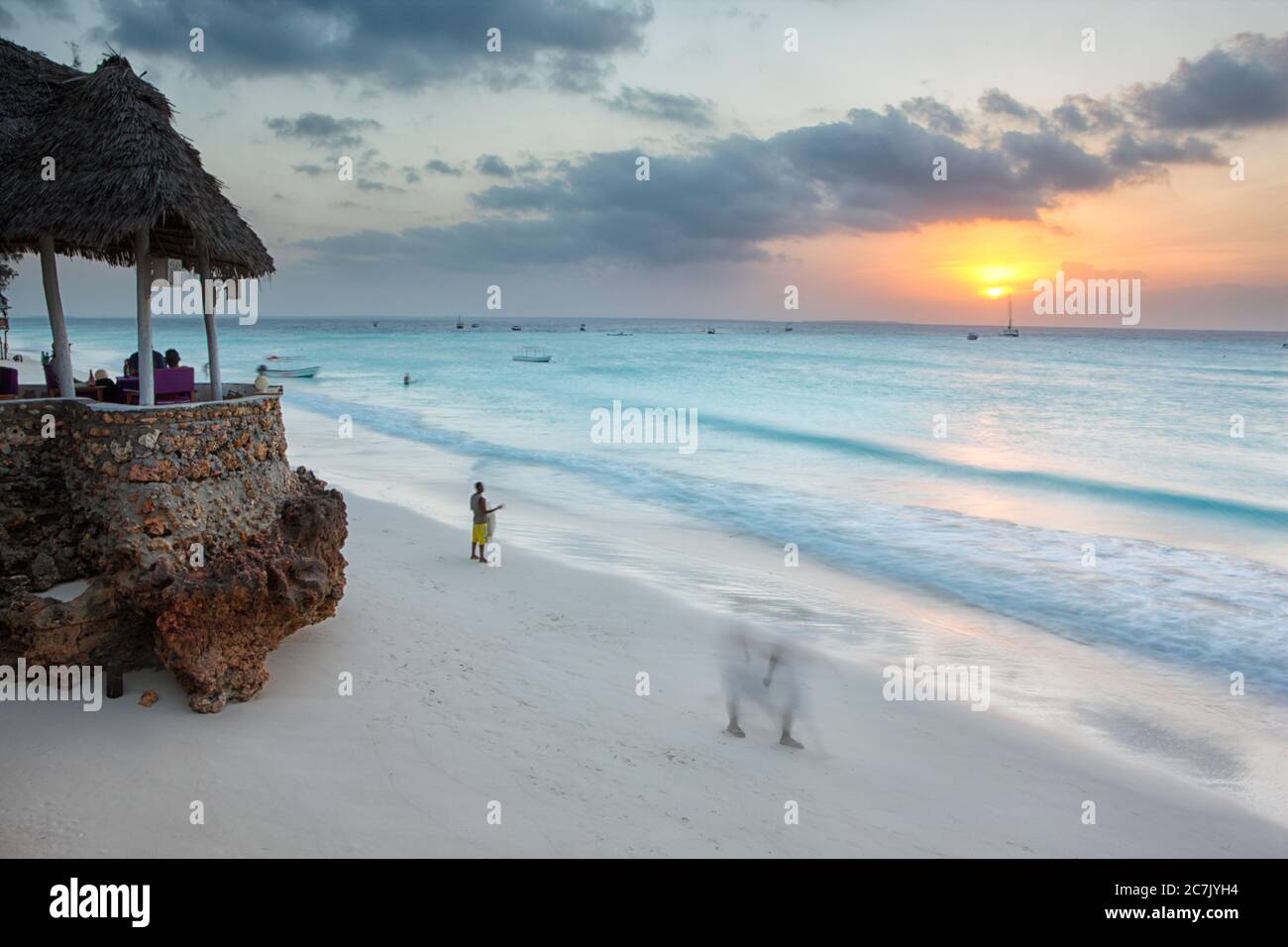 Spiaggia deserta a Nungwi con le acque blu dell'Oceano Indiano sullo sfondo, Nungwi, Zanzibar, Tanzania, Africa orientale, Foto Stock