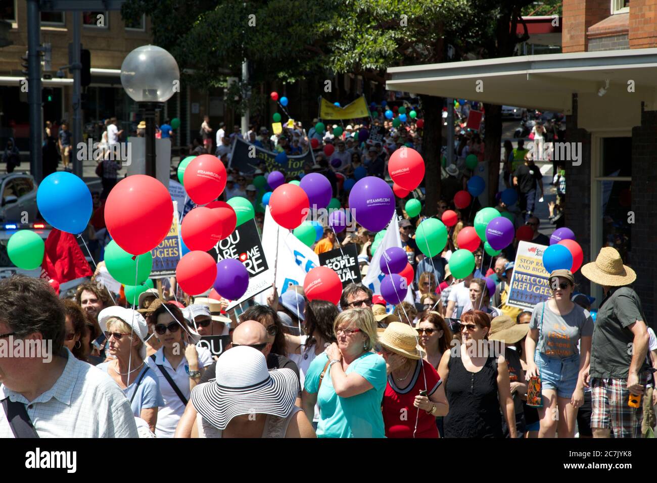Molte persone hanno tenuto palloncini mentre hanno partecipato alla celebrazione del multiculturalismo e dei rifugiati ‘Tumbalong Park, Darling Harbour in Foto Stock