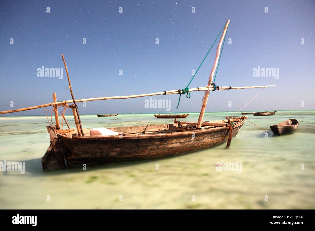 Le barche di Zanzibar in show si siedono in porto, di notte Foto Stock