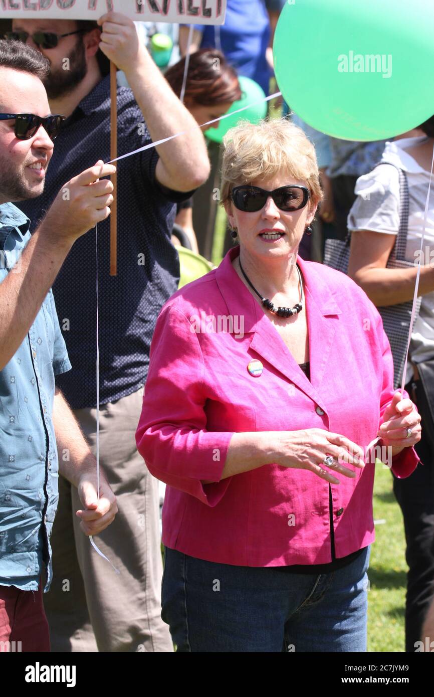 Il leader dei Verdi Christine Milne ha partecipato alla celebrazione del multiculturalismo e dei rifugiati al Tumbalong Park, Darling Harbour a Sydney. Foto Stock
