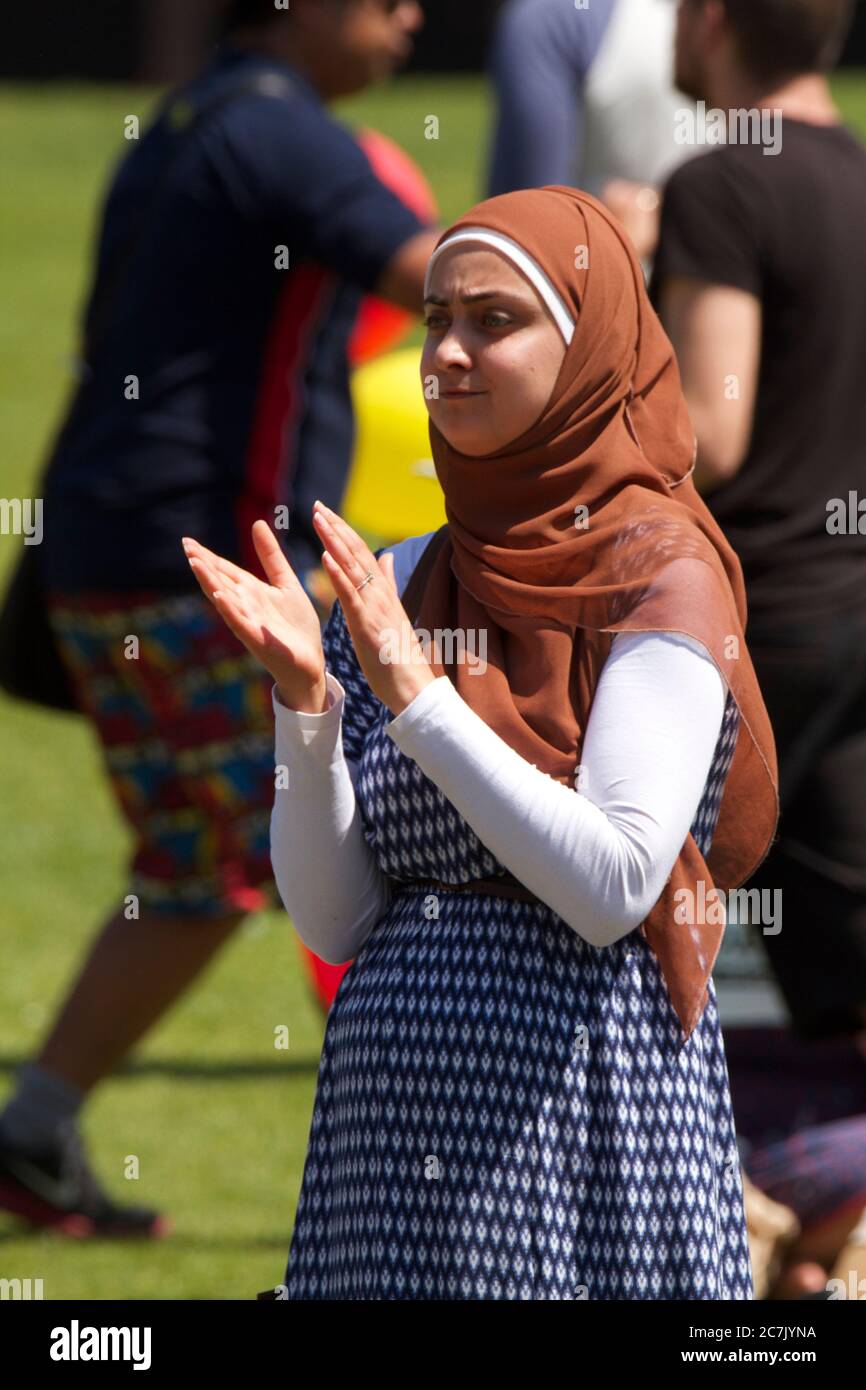 Persone di diversa provenienza hanno partecipato alla celebrazione del multiculturalismo e dei rifugiati ‘camminando insieme’ al Tumbalong Park, Darling Harbour in Sydn Foto Stock