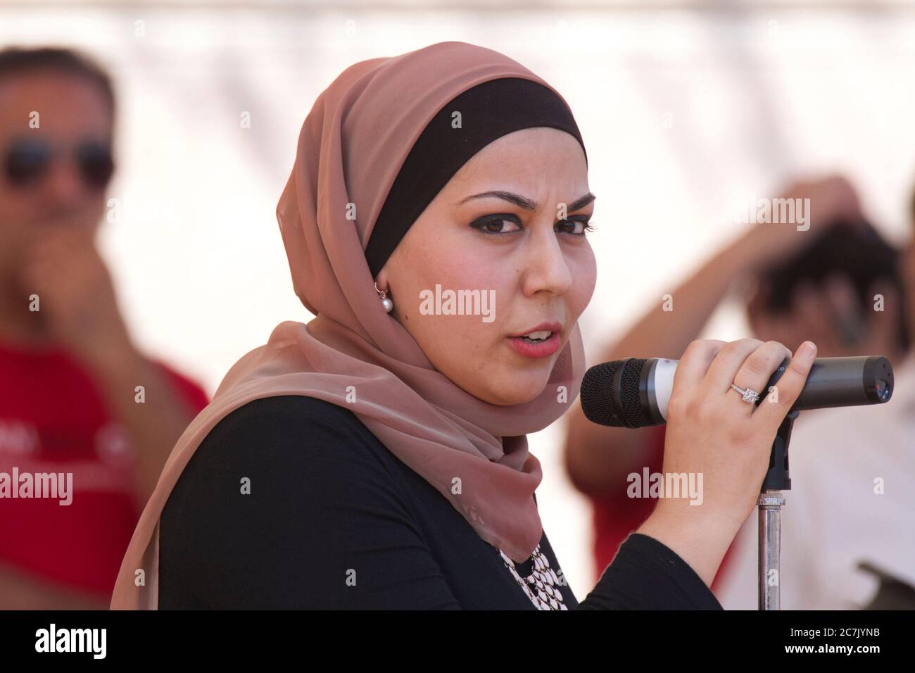 Mariam Veiszadeh, avvocato dei diritti umani nato a Kabul, Afghanistan, parla insieme a Tumbalo per il multiculturalismo e per i rifugiati Foto Stock