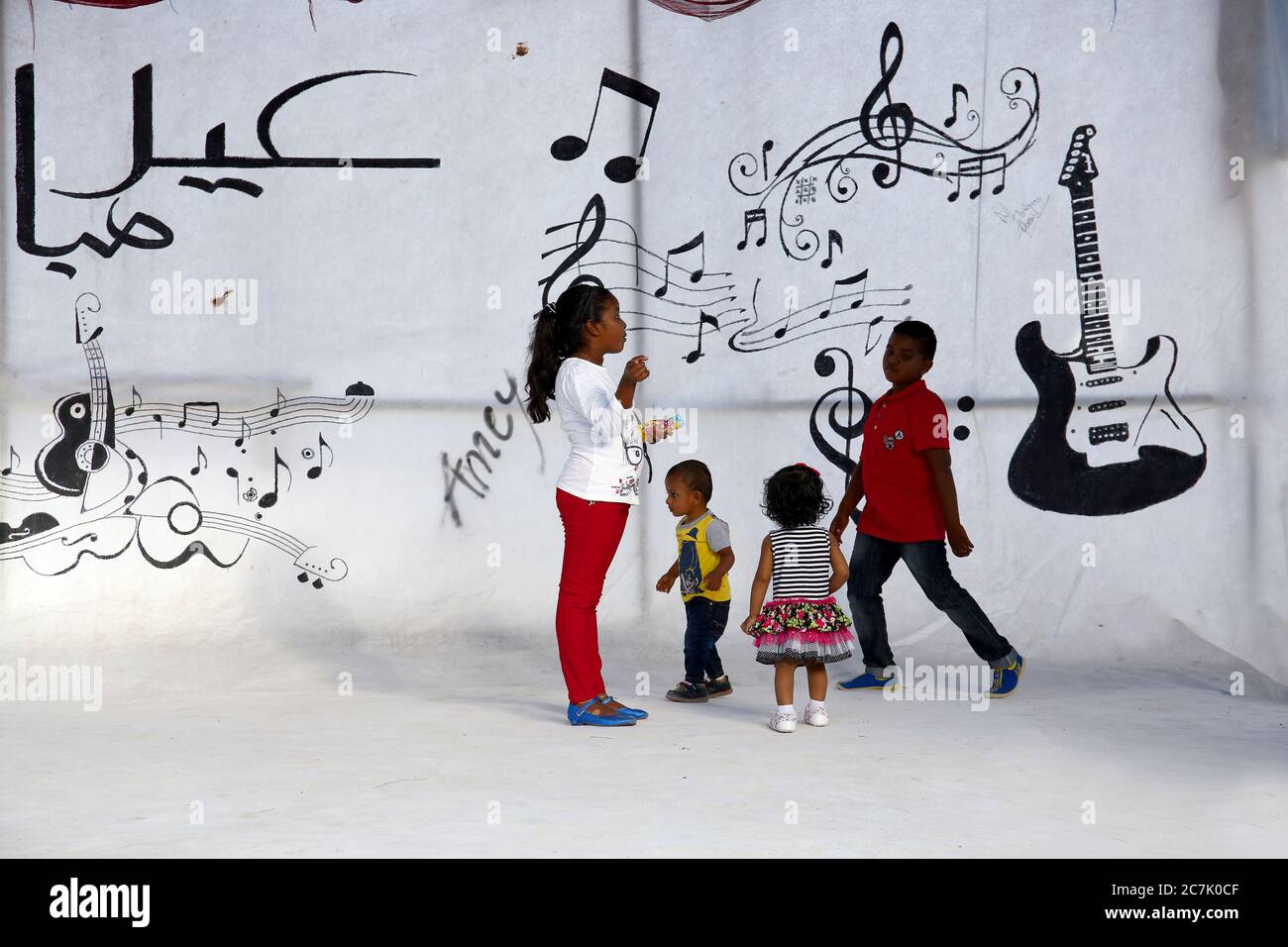 Bambini che giocano su un palcoscenico musicale sull'isola di Gulhi, Maldive Foto Stock