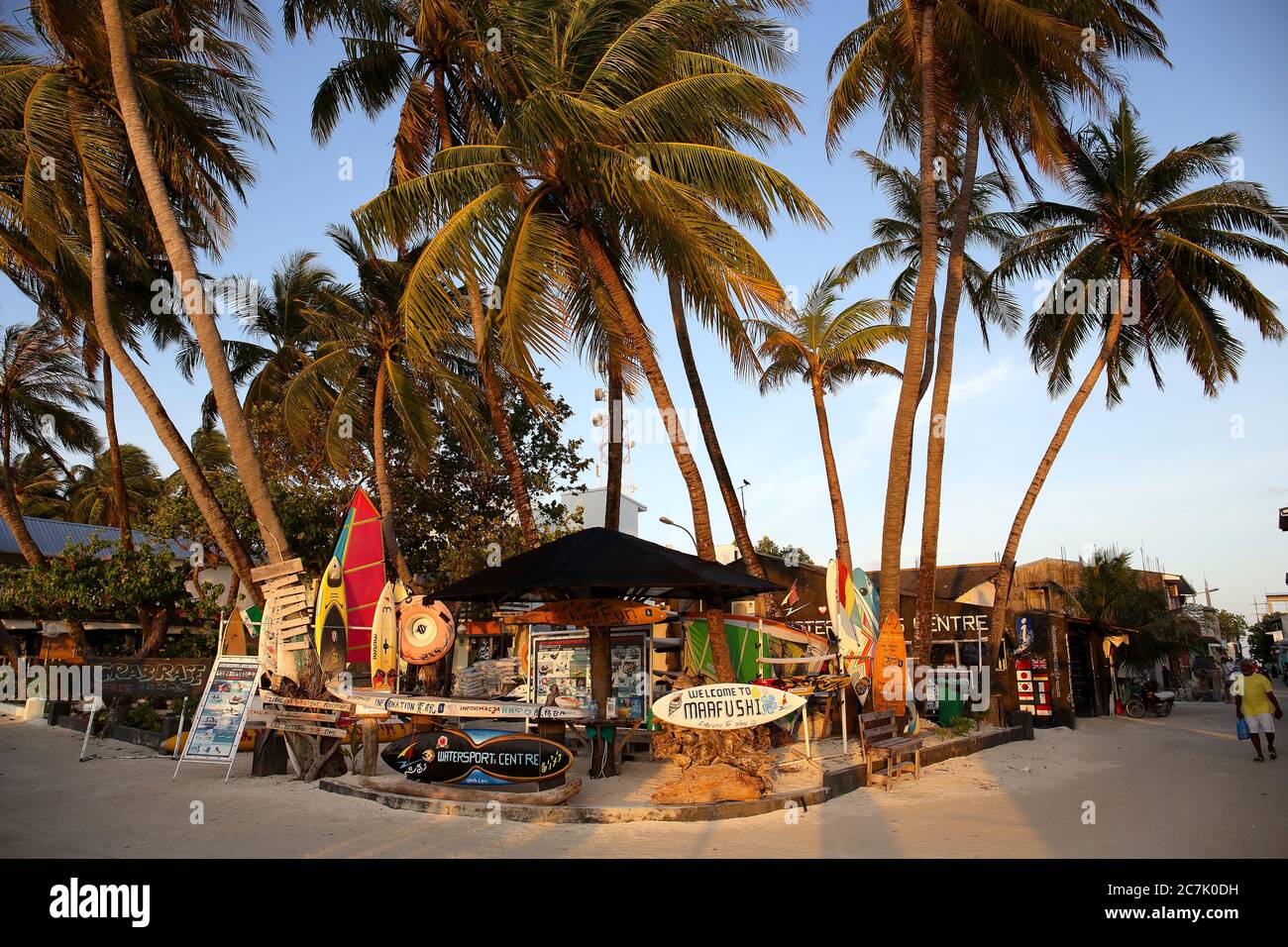 Maledives, Isla Maafushi, playa, palmeras, Gente en la calle Foto Stock