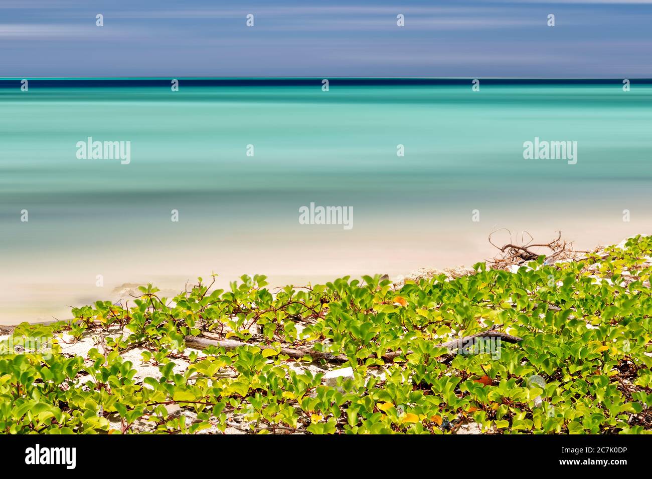 Salida del sol en la playa paraiso isla Gulhi, Oceano indica, Maldivas Foto Stock
