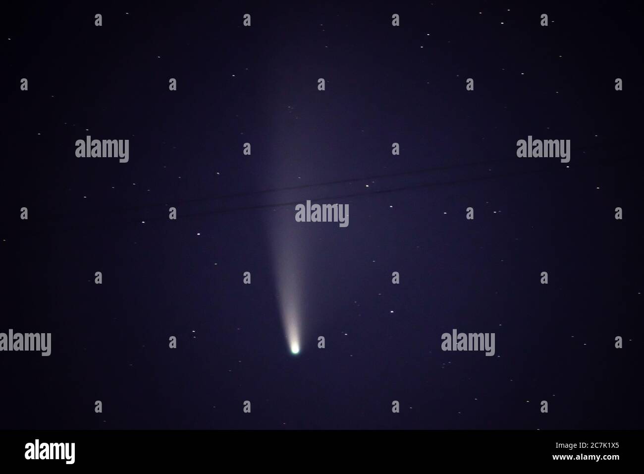 Meravigliosa cometa neoWise con coda chiara su cielo notturno scuro in città Foto Stock