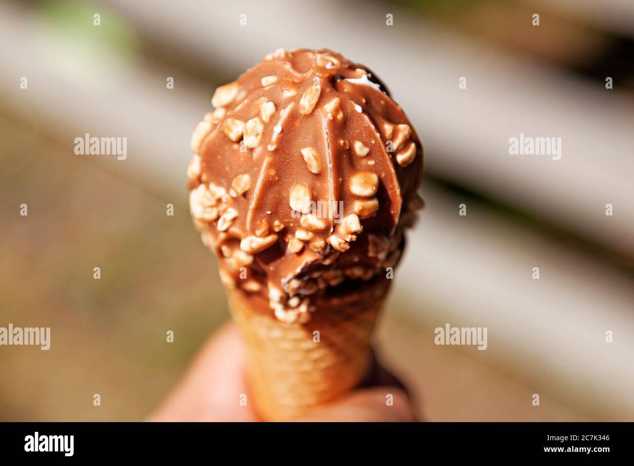 contiene un gelato a cono con cioccolato Foto Stock