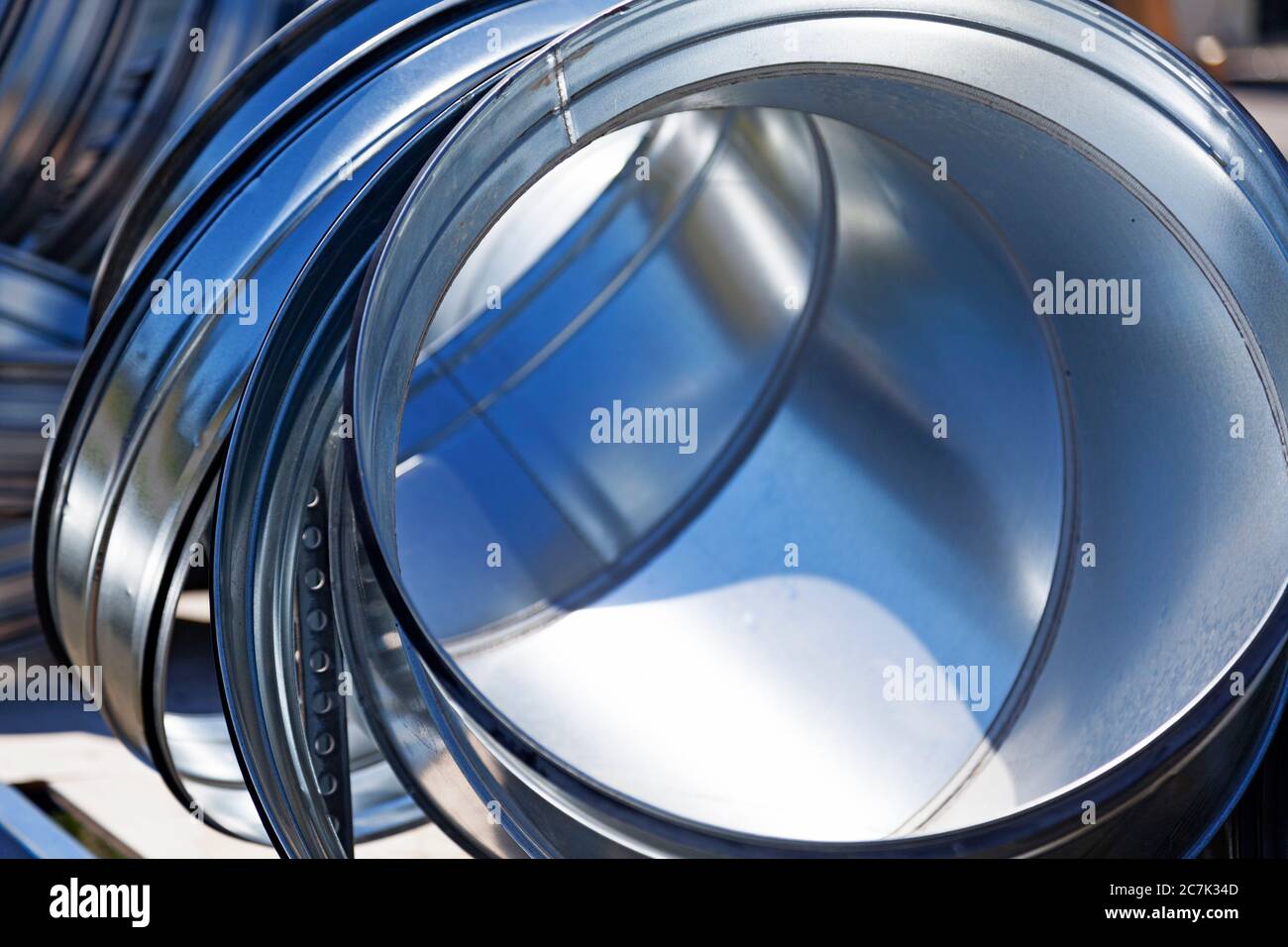 grandi tubi di ventilazione in parti per costruire case Foto Stock