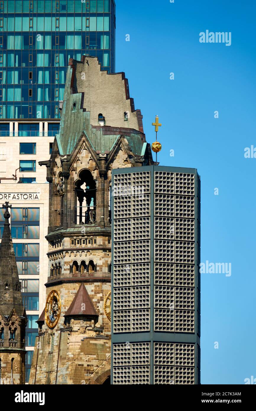 Berlino, Germania, 6 maggio. 2020: Le rovine della chiesa commemorativa in memoria della seconda guerra mondiale di fronte al moderno e alto edificio del Wald Foto Stock