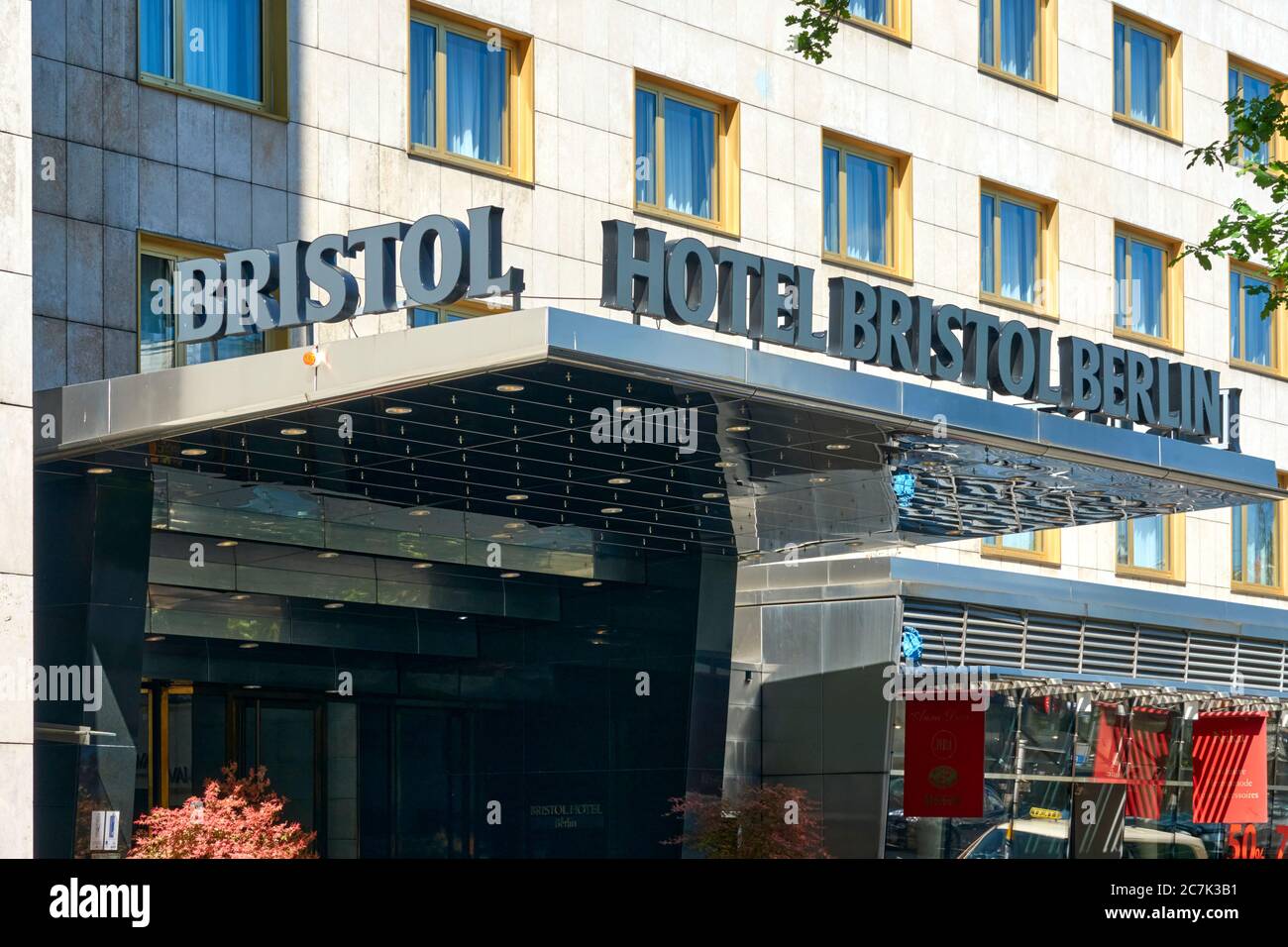 Berlino, Germania, 6 maggio. 2020: Ingresso con baldacchino del lussuoso Hotel Bristol Berlin Foto Stock