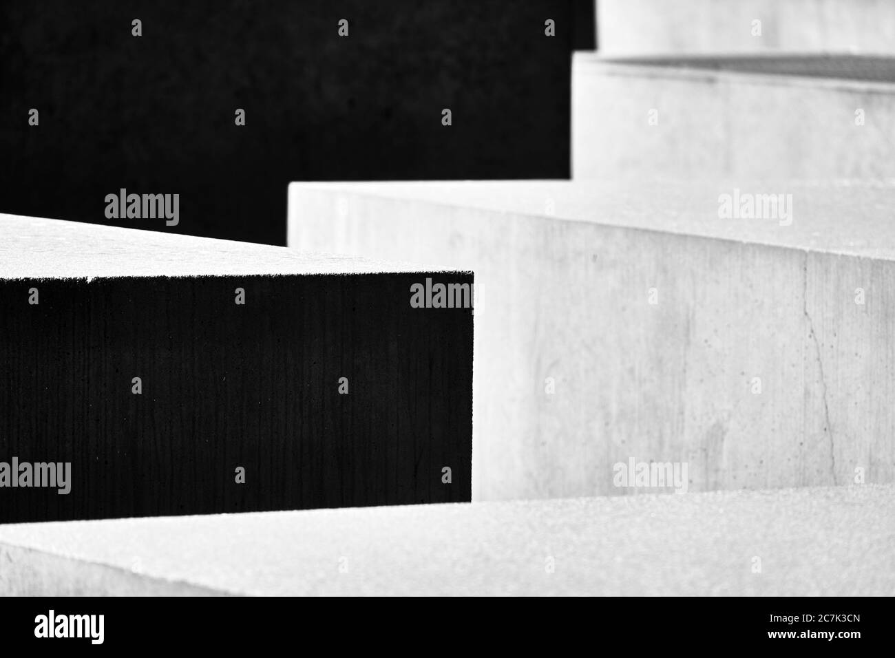 Berlino, Germania, 6 maggio. 2020: Foto astratta in bianco e nero dei blocchi di cemento del Memoriale dell'Olocausto Foto Stock