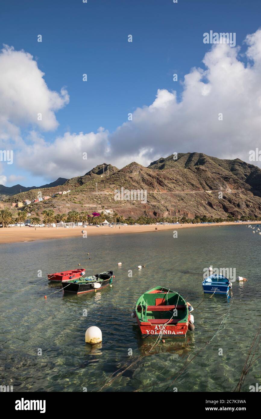Colorate barche da pesca di fronte alla spiaggia di Playa de las Teresitas e ai Monti Anaga, San Andres, Tenerife, Isole Canarie, Spagna Foto Stock