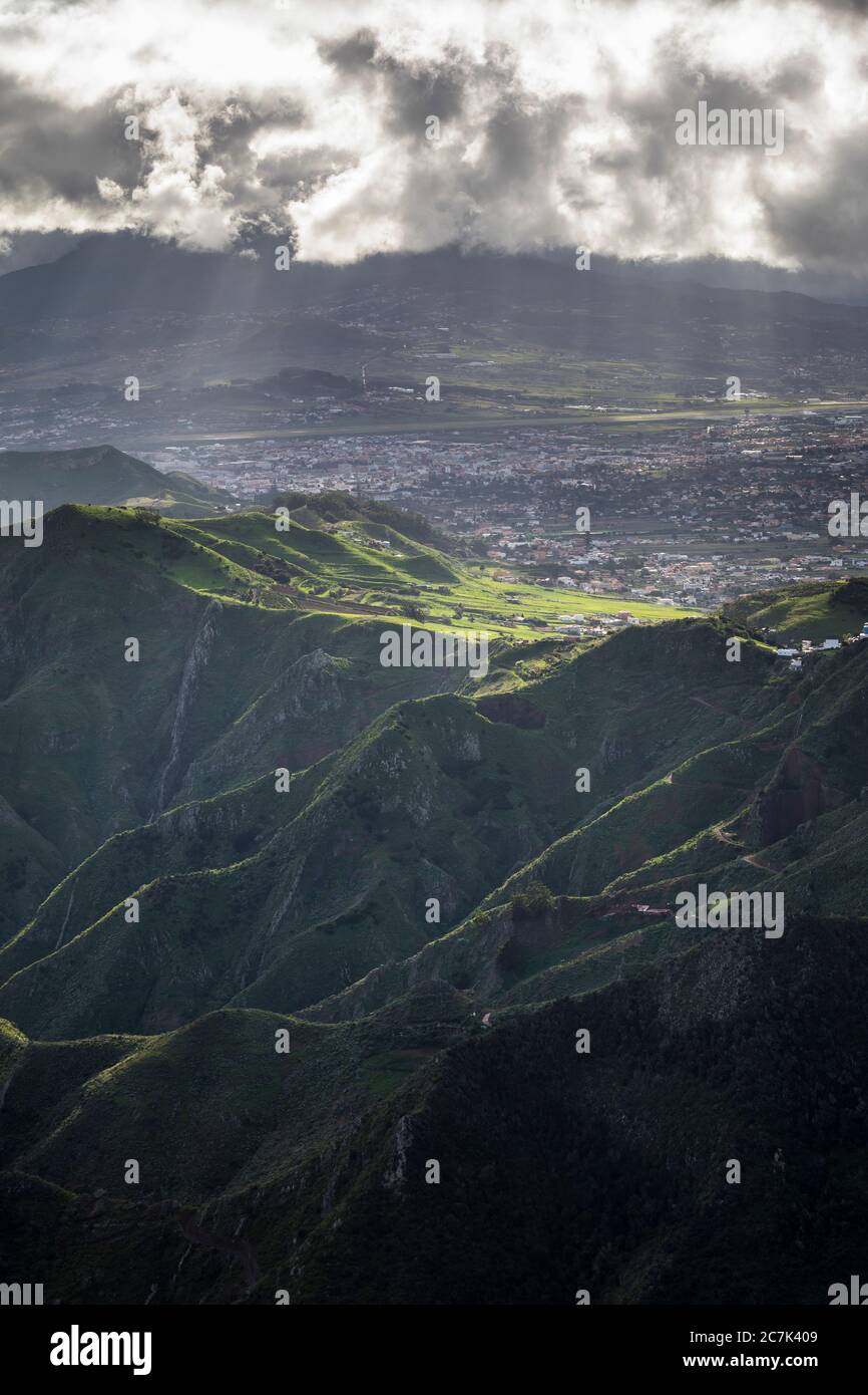 Vista dal Mirador Pico del Ingles verso i Monti Anaga verso San Cristobal de la Laguna, Tenerife, Isole Canarie, Spagna Foto Stock