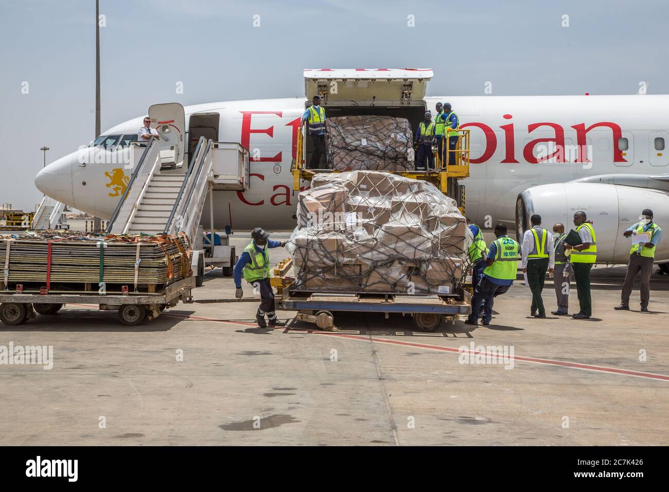 (200718) -- NAIROBI, 18 luglio 2020 (Xinhua) -- il personale scarica le donazioni dalla Fondazione Jack ma e dalla Fondazione Alibaba all'aeroporto internazionale Blaise Diagne di Dakar, Senegal, 28 marzo 2020. (Foto di Eddy Peters/Xinhua) Foto Stock