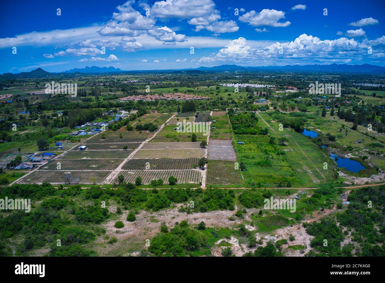 Questa foto unica mostra il paesaggio di Hua Hin Thailandia e sullo sfondo le montagne verdi con un cielo blu leggermente nuvoloso Foto Stock
