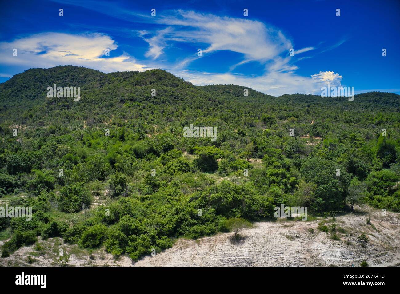 Questa foto unica mostra il paesaggio di Hua Hin Thailandia e sullo sfondo le montagne verdi con un cielo blu leggermente nuvoloso Foto Stock