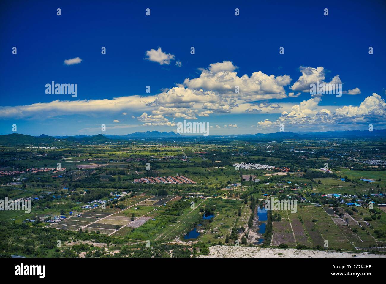 Questa foto unica mostra il paesaggio di Hua Hin Thailandia e sullo sfondo le montagne verdi con un cielo blu leggermente nuvoloso Foto Stock