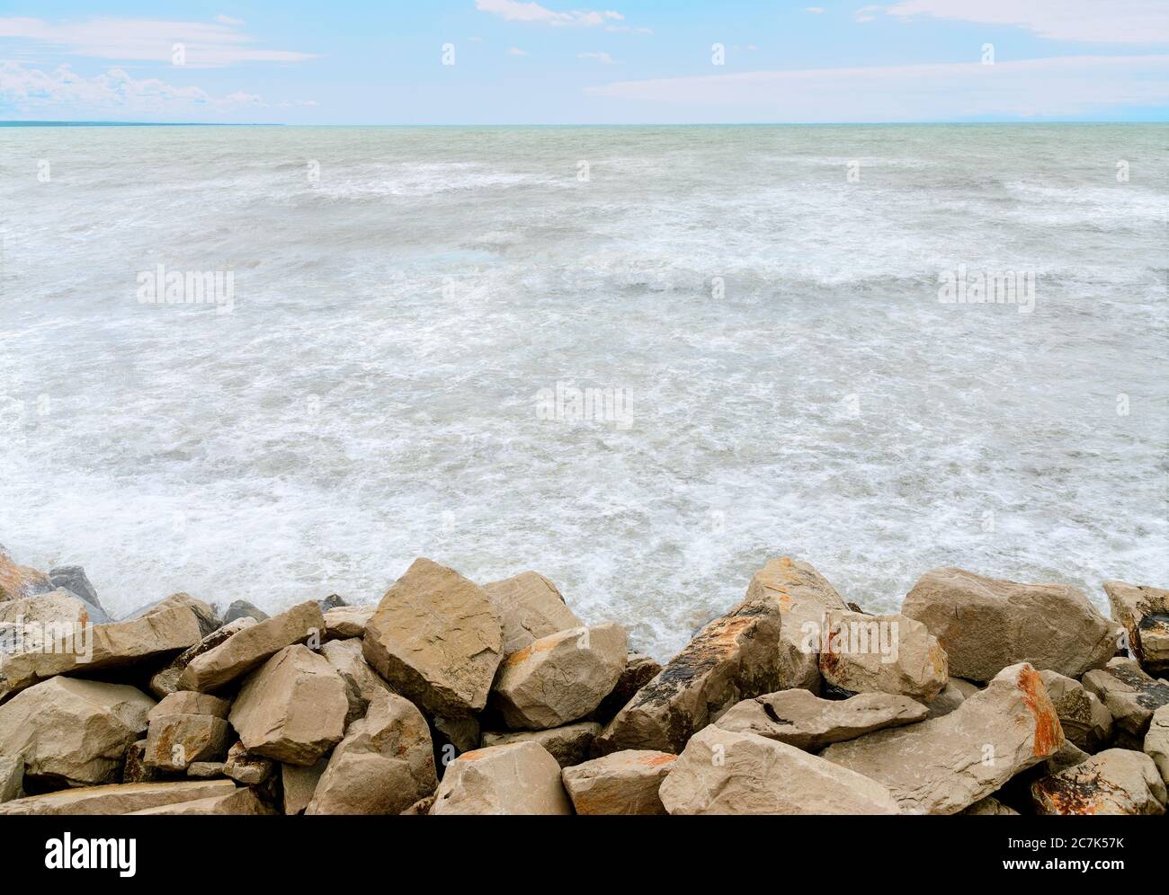 Rocce per la gestione costiera, acqua del Mar Baltico fino all'orizzonte e cielo blu Foto Stock