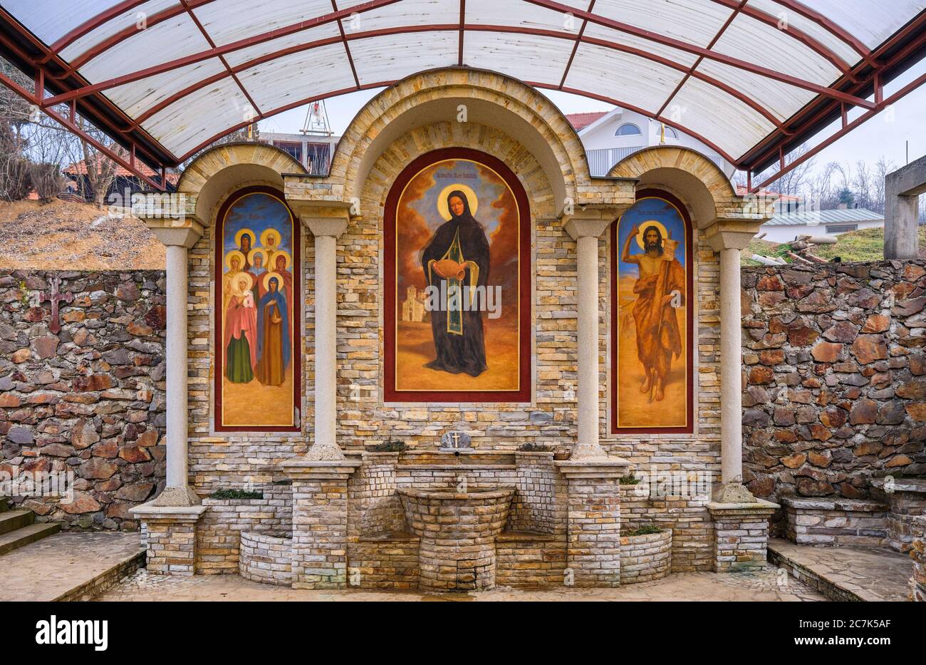 Fruska Gora, Vojvodina / Serbia - 26 gennaio 2020: Rubinetto d'acqua con affreschi al Monastero di Petkovica, monastero femminile ortodossa serba dedicato Foto Stock