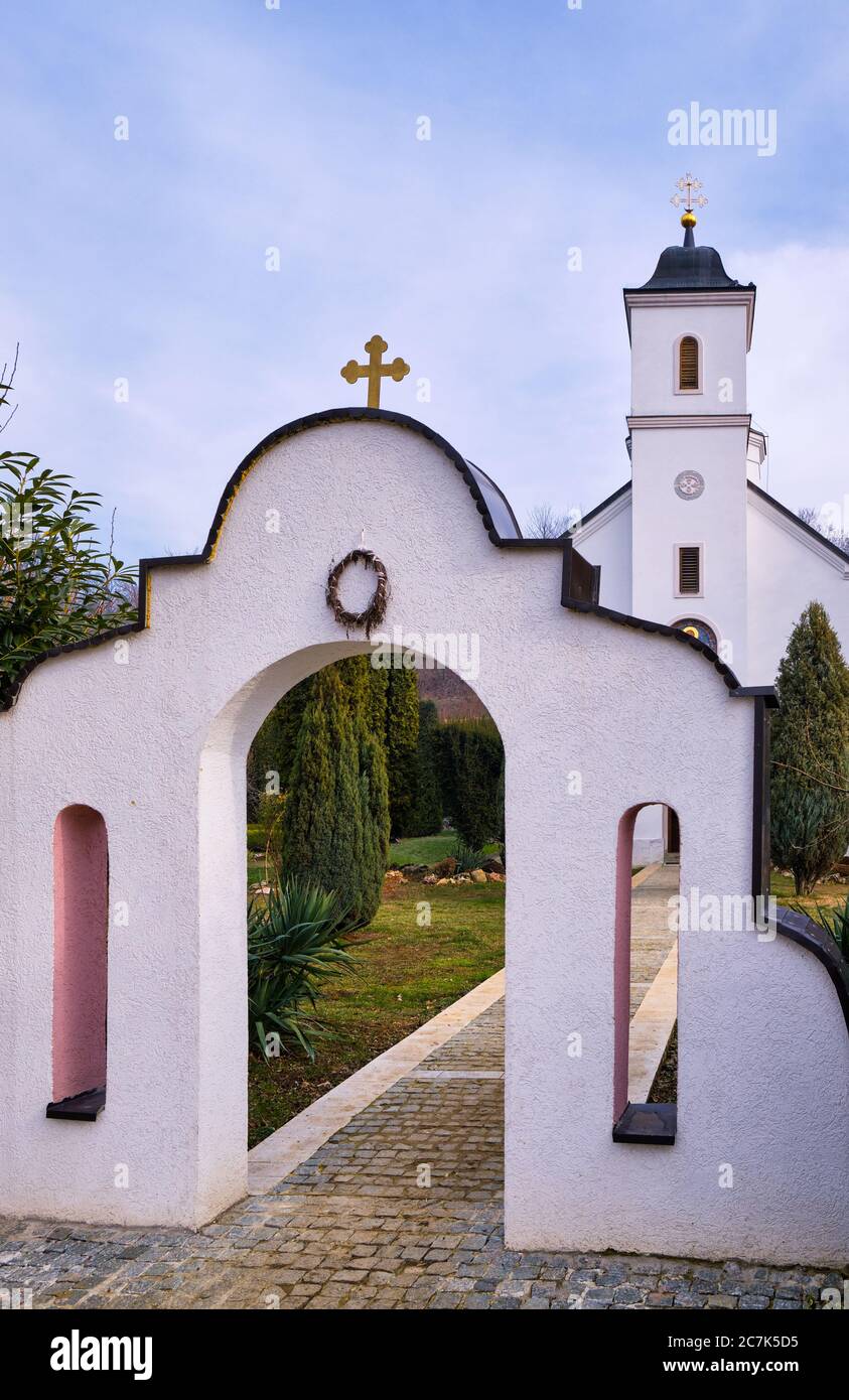 Il Monastero di Petkovica, monastero femminile ortodosso serbo dedicato a San Petka (Santa Paraskeva), costruito nel XVI secolo nella regione di Srem, Vojvodina Foto Stock