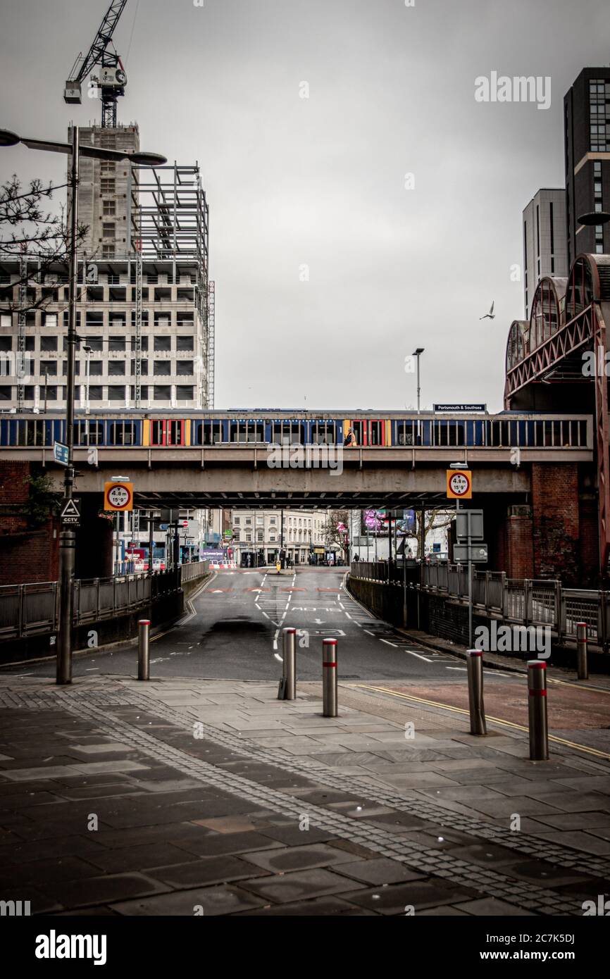 Portsmouth e Southsea con un treno che passa sopra il ponte Foto Stock