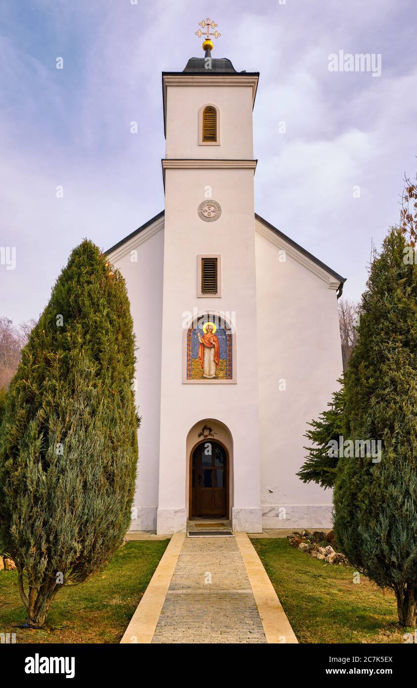 Il Monastero di Petkovica, monastero femminile ortodosso serbo dedicato a San Petka (Santa Paraskeva), costruito nel XVI secolo nella regione di Srem, Vojvodina Foto Stock
