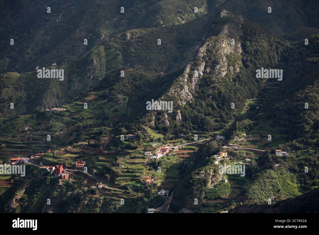 Vista dal Mirador Pico del Ingles alle montagne Anaga con case sparse, Tenerife, Isole Canarie, Spagna Foto Stock