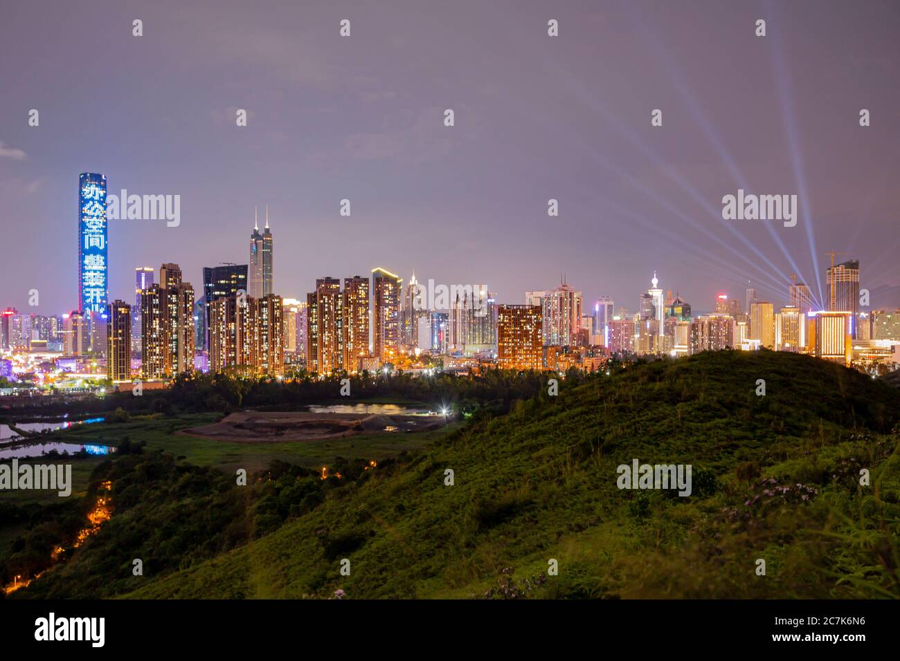 La vista di Shenzhen da ma Tso Lung, Hong Kong. Guarda i grattacieli di Shenzhen dietro il laghetto di pesci situato a Hong Kong, che si separa dal fiume Shenzhen. Foto Stock