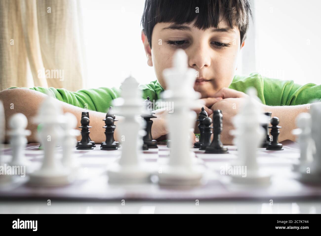 Bambino piccolo che gioca a scacchi.Smart kid.Little genius. gam intelligente. Foto Stock