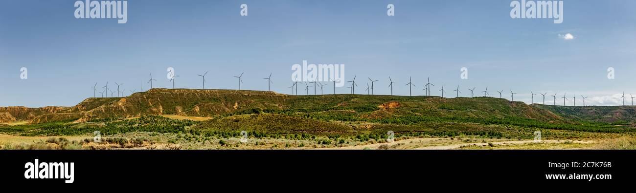 Parco eolico nel deserto di Bardenas Reales in Navarra, Spagna Foto Stock