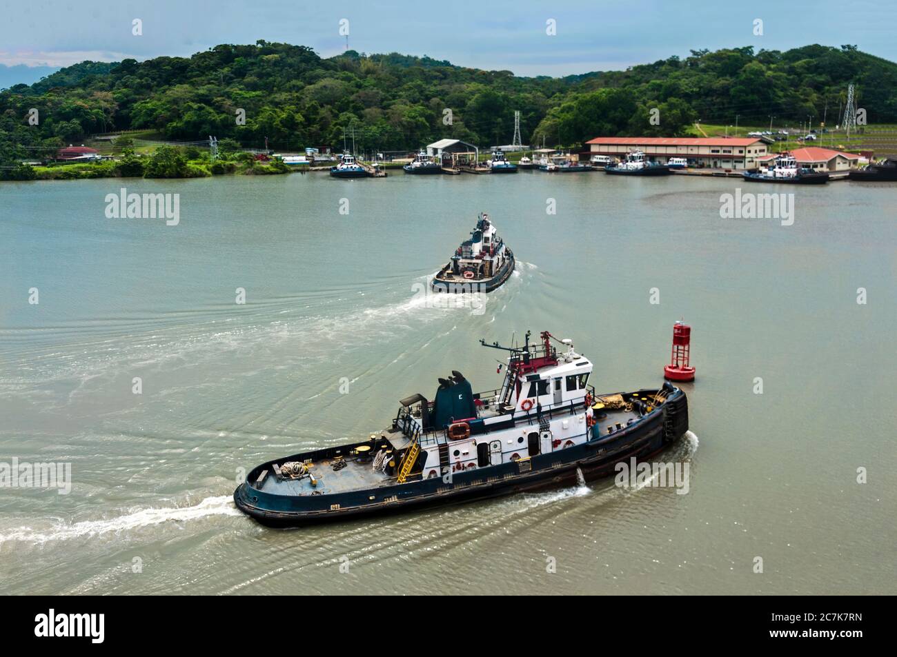 Panama City, Panama, America Centrale - 08 maggio 2011: Barche a rimorchiatore che aiutano le navi nel canale di Panama. Foto Stock