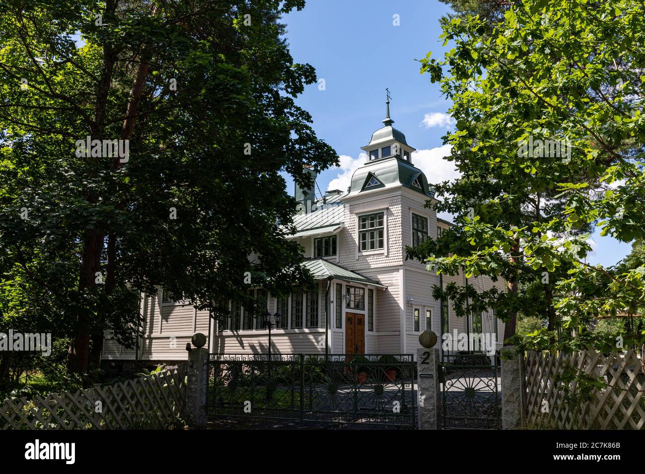 Villa in legno con torretta nel quartiere Meilahti di Helsinki, Finlandia Foto Stock
