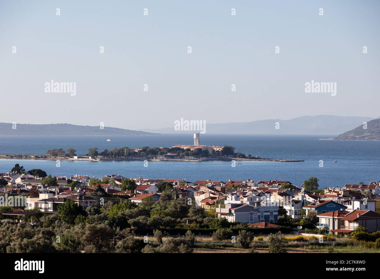 Cesmealti / Urla / Smirne / Turchia, vista da una piccola città di mare Foto Stock
