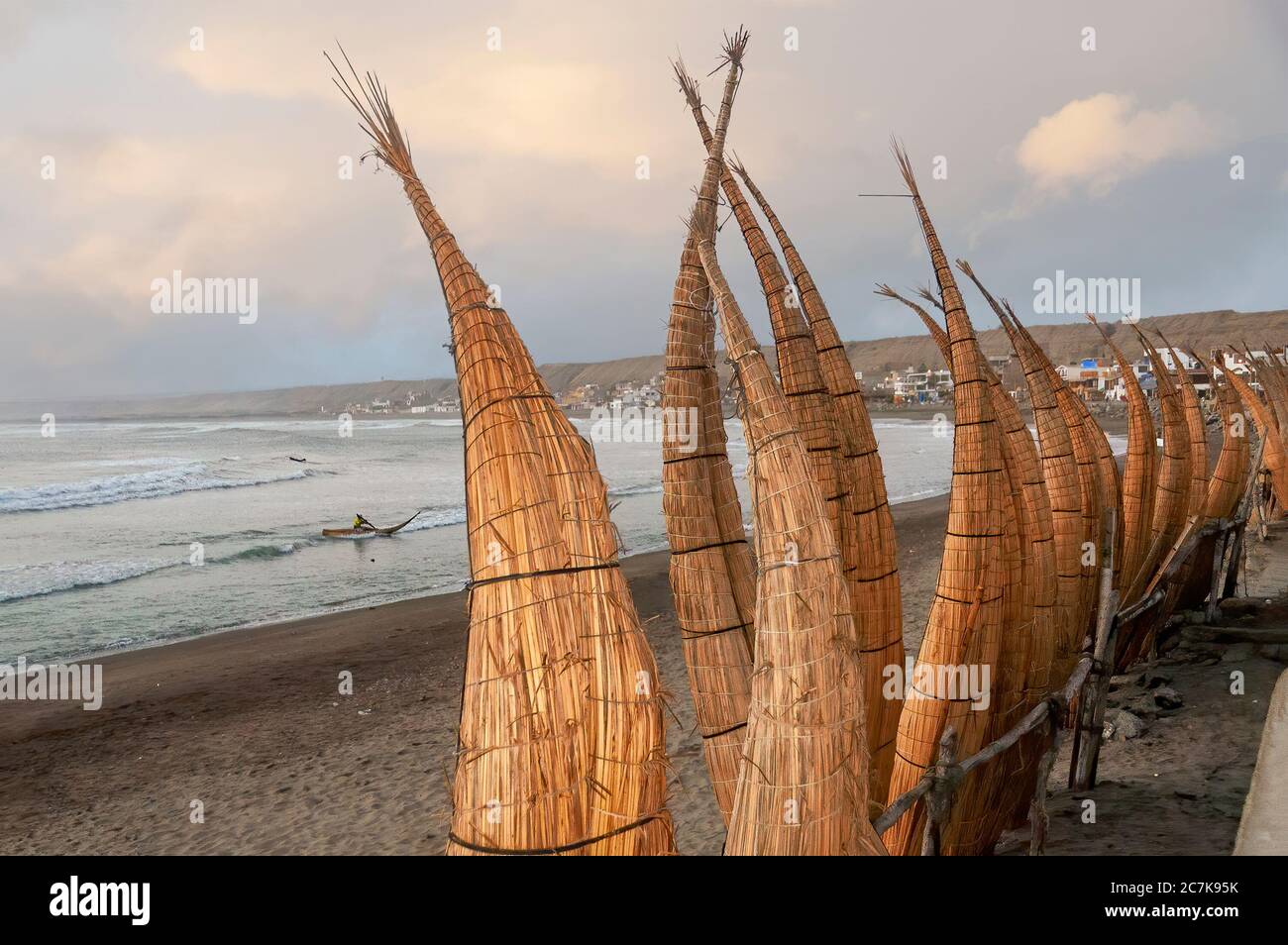 Huanchaco Beach e le tradizionali imbarcazioni reed (caballitos de totora) - Trujillo, Perú Foto Stock
