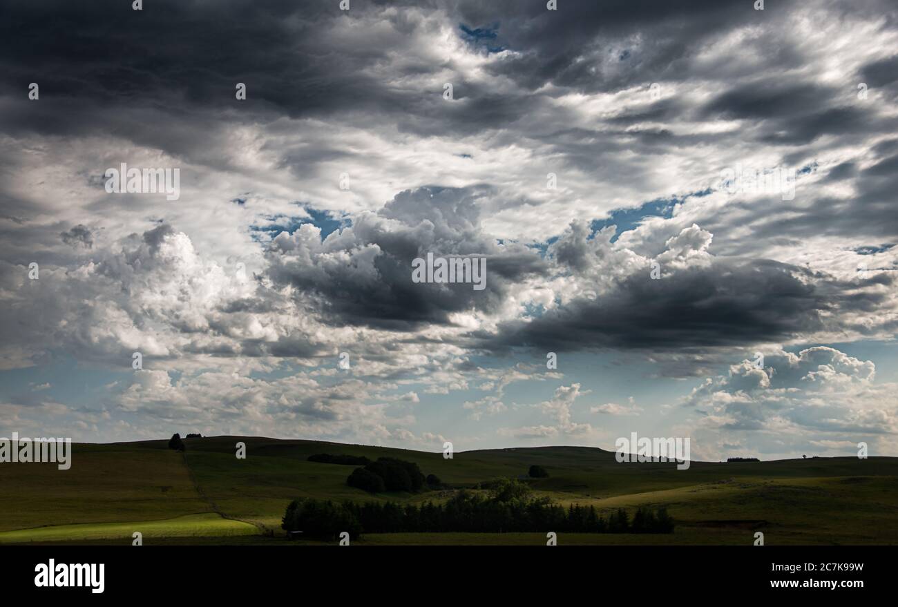 Grande cielo sull'altopiano di Aubrac , Lozere , Francia , con flusso di luce solare sul paesaggio , concetto di avventura libertà . Foto Stock