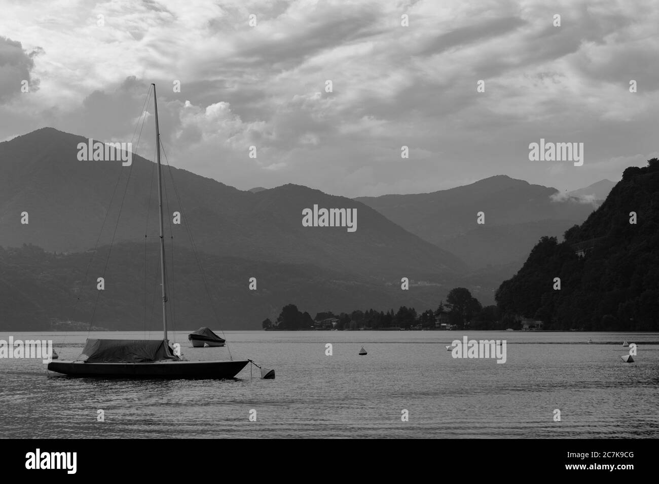 Una nave a vela sul lago d'Orta, Piemonte, Italia. Nuvole sul backgorund. Foto Stock