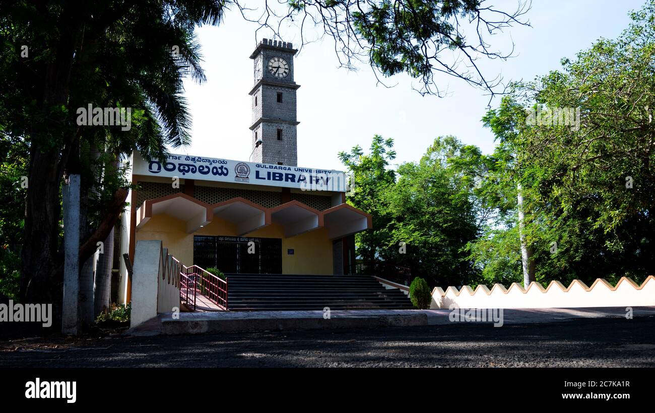 Kalaburagi, Karnataka/India-Giugno 07 2020: La Biblioteca Universitaria di Gulbarga ha istituito nel 1980 un Centro di conoscenza sviluppato sul Centro di apprendimento moderno Foto Stock