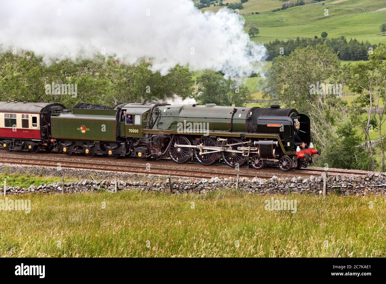 La locomotiva a vapore 'Britannia' trasporta il treno 'Fellsman' a sud sulla ferrovia Settle-Carlisle, Birkett Common, Kirkby Stephen, Cumbria, 15 luglio 2020. Foto Stock
