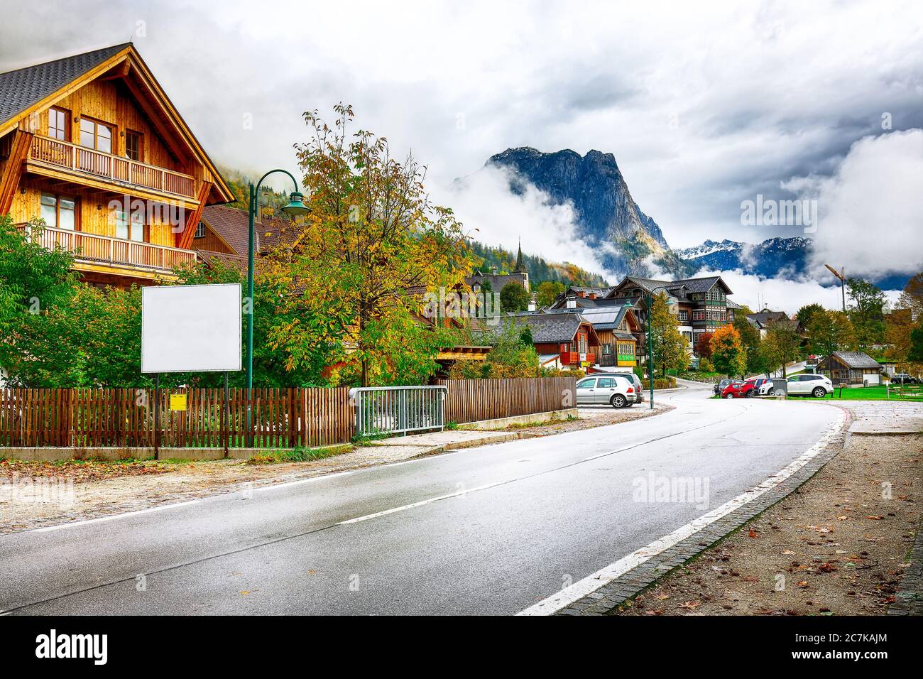 Belle case nel villaggio di Brauhof. Incantevole mattina sul lago Grundlsee Località: resort Grundlsee, Liezen Distretto della Stiria, Austria, Alpi. Foto Stock