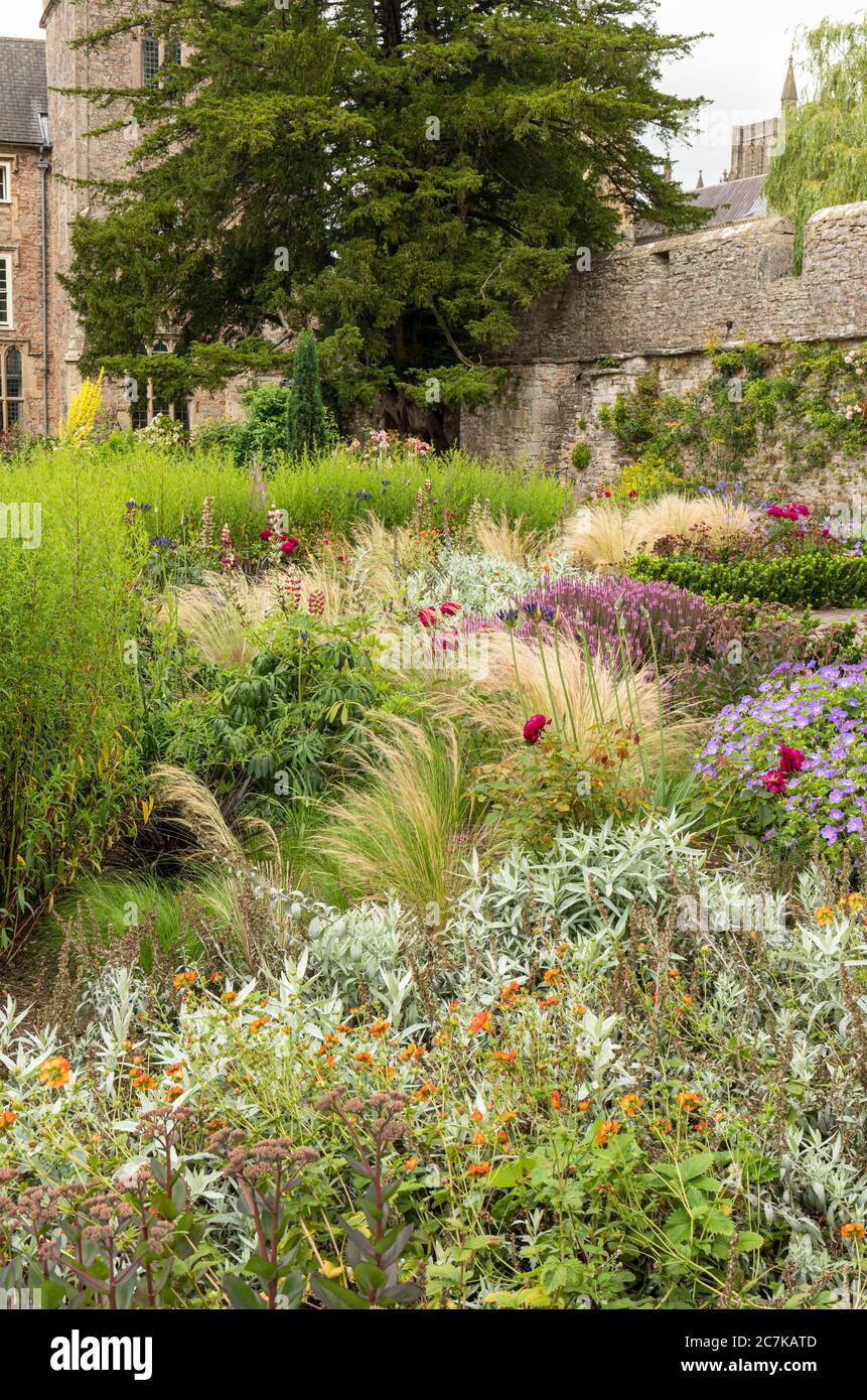 Gli splendidi giardini del Palazzo dei Vescovi, Wells, Somerset, Inghilterra, Regno Unito Foto Stock