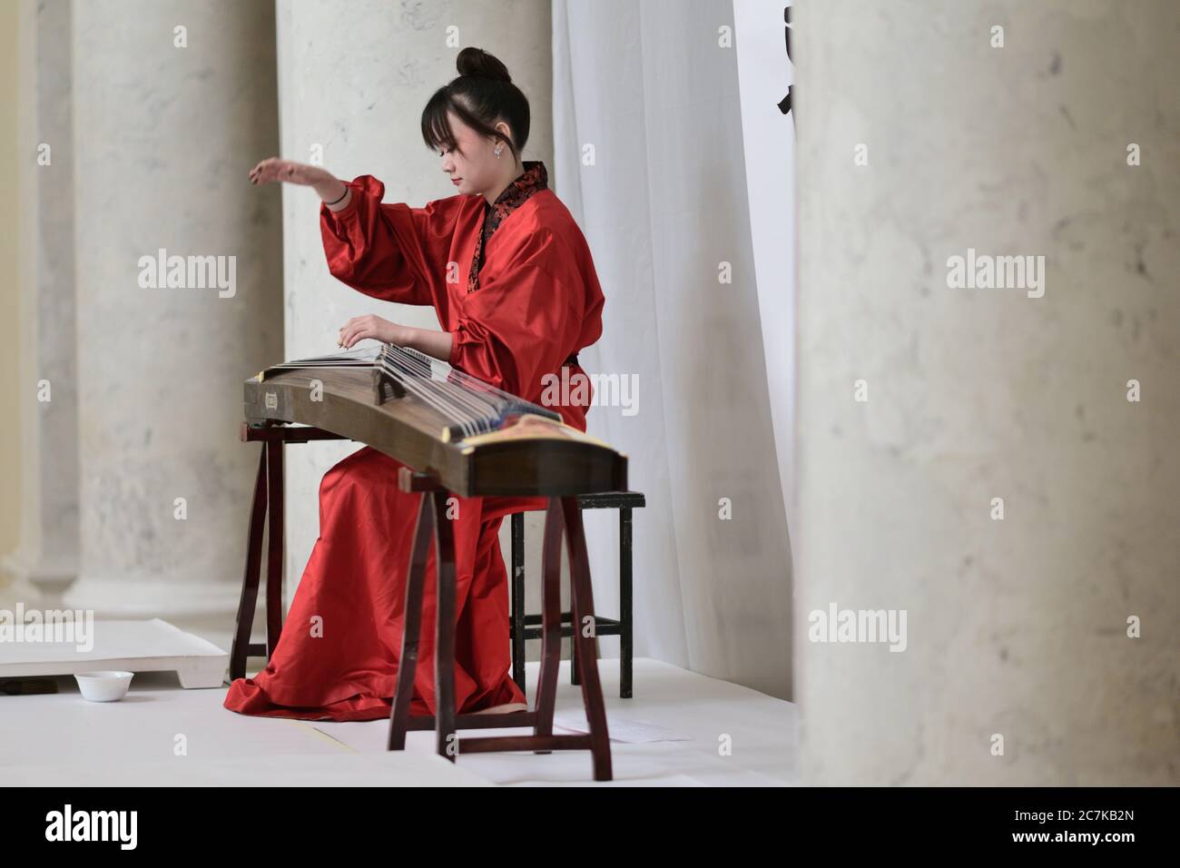 San Pietroburgo, Russia - 13 novembre 2019: Xie Xiaocao gioca guzheng, tradizionale strumento cinese a corda in pazzo durante la presentazione al Museo Faberge come parte del Forum Culturale di San Pietroburgo Foto Stock