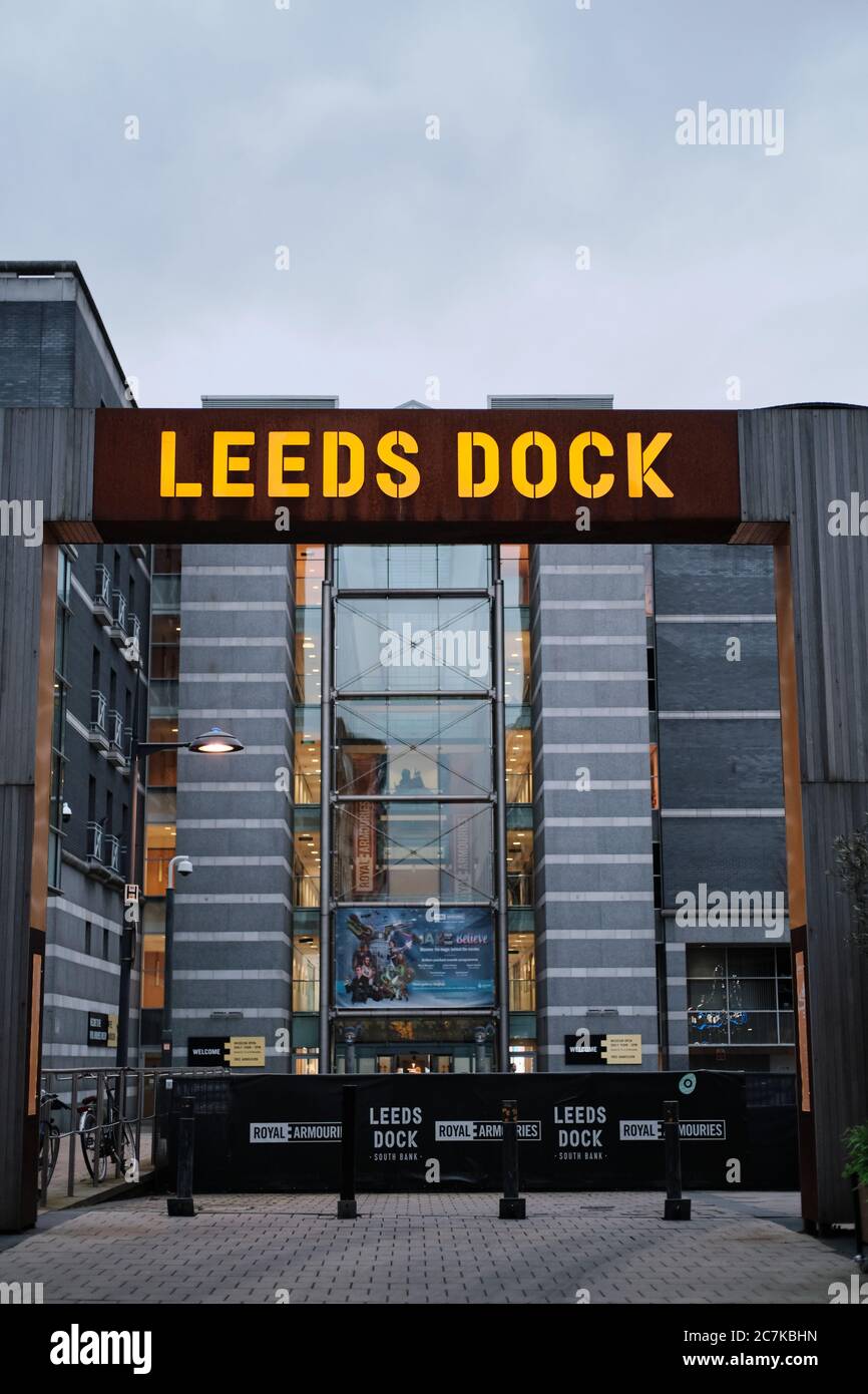 LEEDS, REGNO UNITO - 11 gennaio 2020: Immagine verticale di un cartello del molo di Leeds in una notte nuvolosa al crepuscolo con il Royal Armouries Museum alle sue spalle Foto Stock