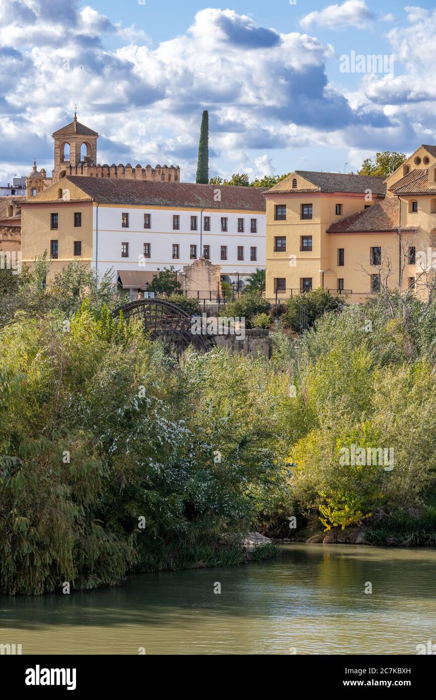 Rio Guadalquivir di Córdoba con il Seminario Mayor del XVI secolo San Pelagio lungo l'Avenida de Alcázar sulla riva occidentale del fiume. Foto Stock