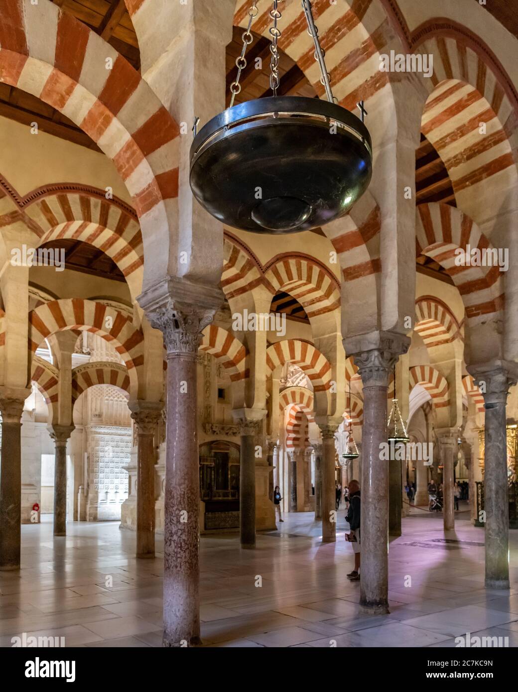 Le colonne e gli archi a doppio livello nella sezione originale della moschea-cattedrale di Cordoba Foto Stock