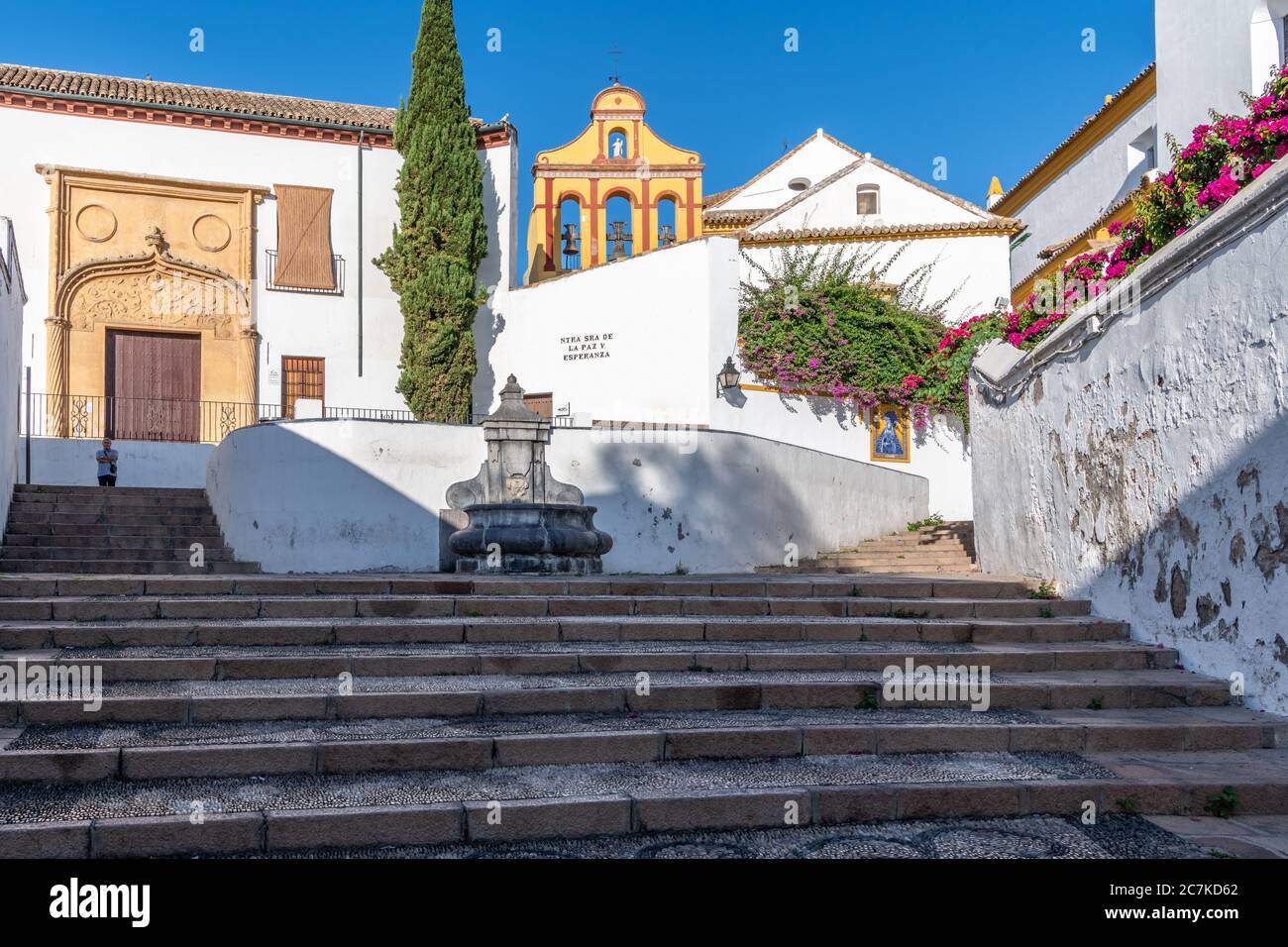 Una vista sulle scale di Cuesta de Bailio a Cordoba, su un colorato fritto e la Biblioteca Viva de al-Andalus Foto Stock