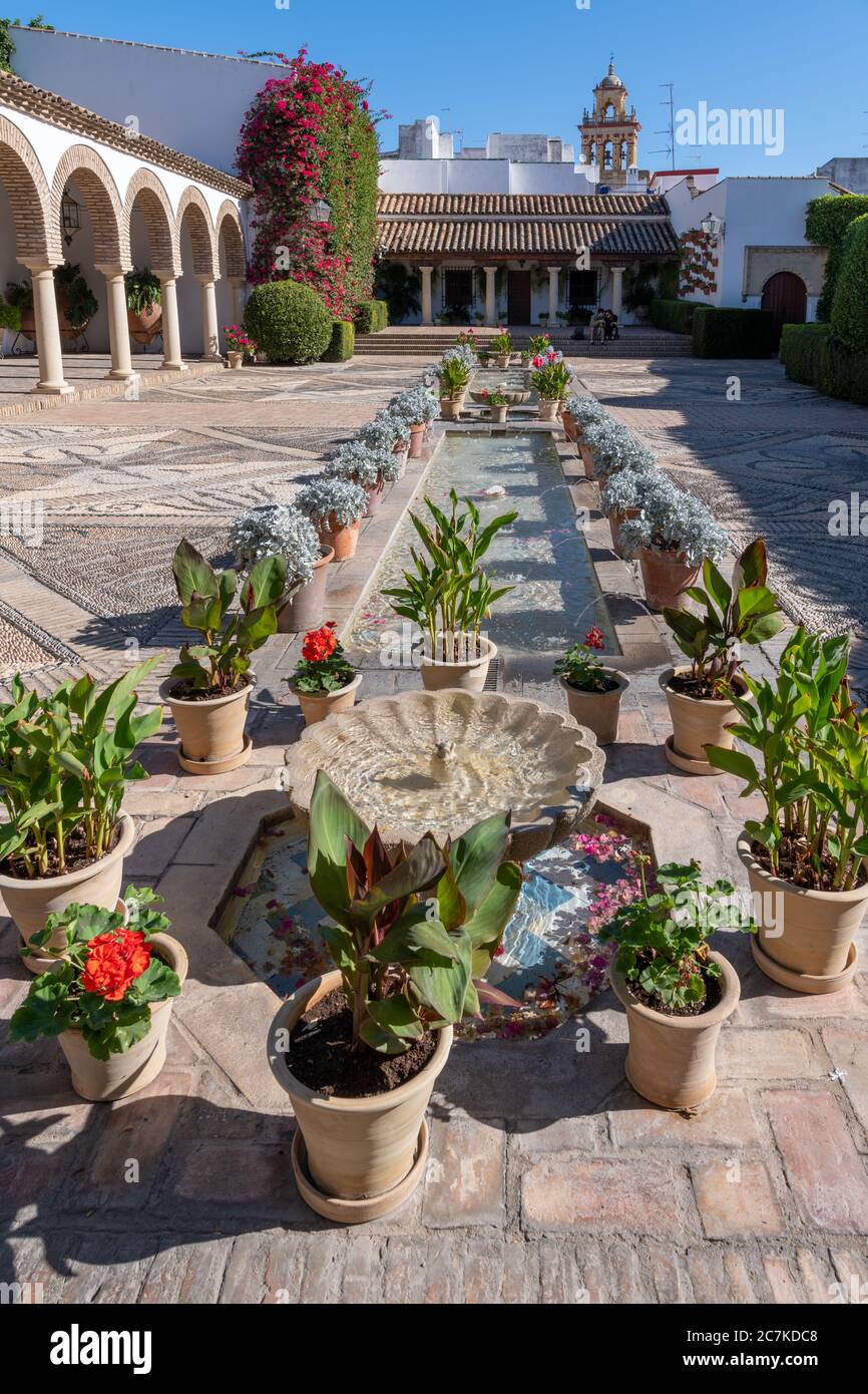 Il cortile delle colonne, il cortile più moderno del Palazzo Viana, è stato creato negli anni '80 per fornire spazio per eventi e celebrazioni Foto Stock