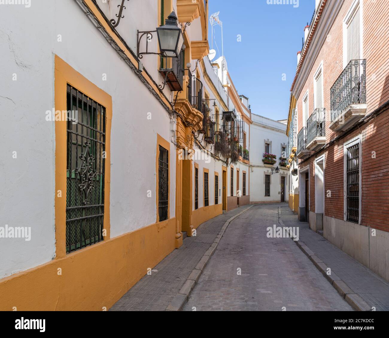 La colorata Calle Fernán Pérez de Oliva di Córdoba durante una tranquilla siesta Foto Stock