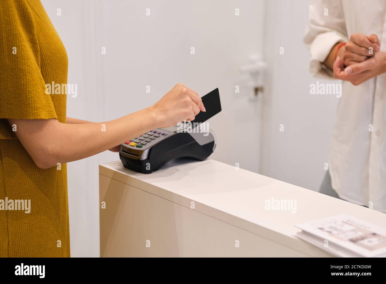 Primo piano donna che paga con carta di credito in negozio Foto Stock
