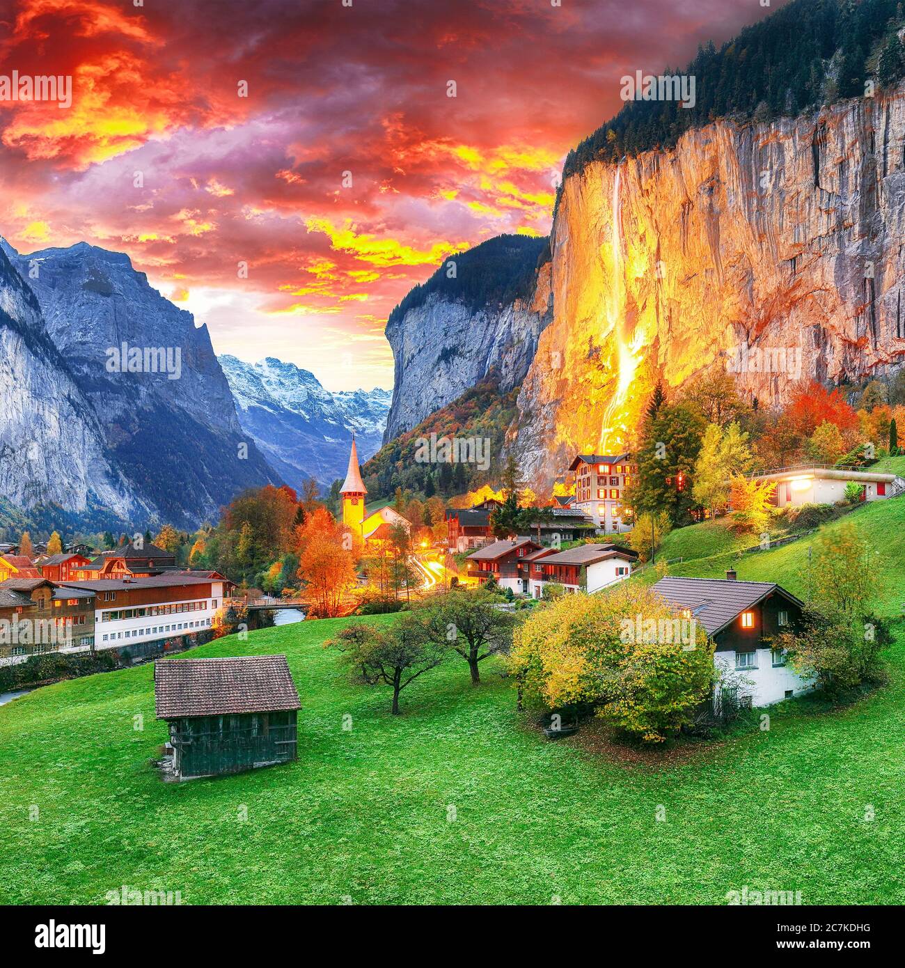 Spettacolare vista autunnale della valle di Lauterbrunnen con la splendida cascata di Staubbach e le Alpi svizzere al tramonto. Località: Lauterbrunnen villaggio, Berner Foto Stock